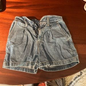Levi Strauss Baggy Denim Jean Mom shorts size 26 but fit like 28/30